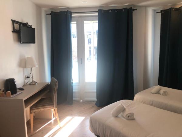 Hôtel Saint Roch Montpellier Centre : photo 1 de la chambre chambre double ou lits jumeaux supérieure avec terrasse
