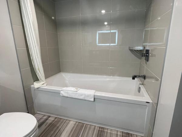 Super 8 by Wyndham Macleod Trail Calgary : photo 5 de la chambre pacific queen suite with two queen beds and kitchenette - non-smoking