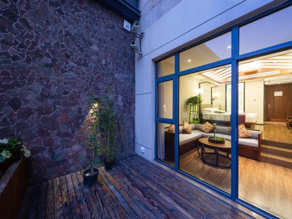 SSAW Boutique Shanghai South Xuhui RiYueGuang : photo 4 de la chambre chambre lit king-size avec balcon