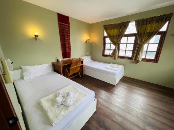 DonMueang Boutique House DonMueang Airport : photo 7 de la chambre chambre lits jumeaux avec salle de bains commune