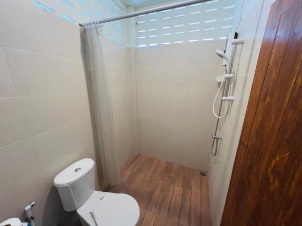 DonMueang Boutique House DonMueang Airport : photo 3 de la chambre chambre lits jumeaux avec salle de bains commune