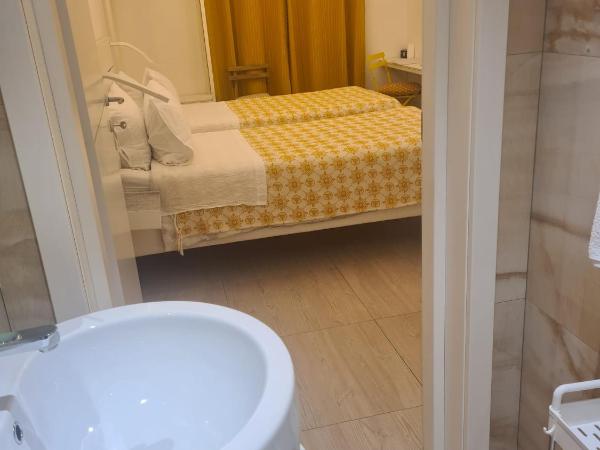 Central Savona B&B : photo 4 de la chambre chambre lits jumeaux avec salle de bains privative