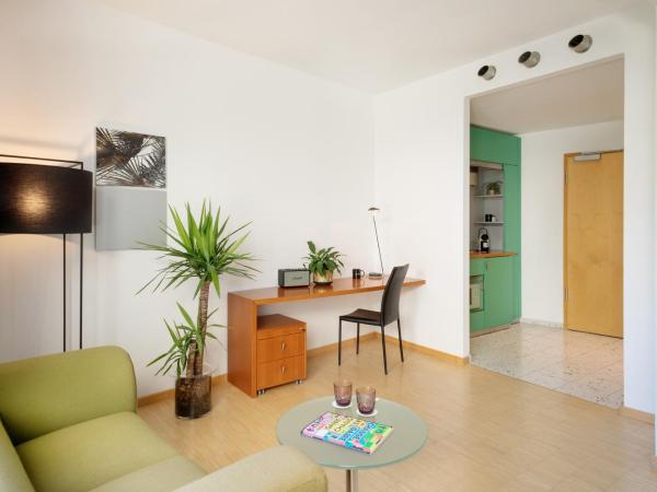 FOUR Munich Neue Messe : photo 1 de la chambre suite lit king-size avec vue sur la cour