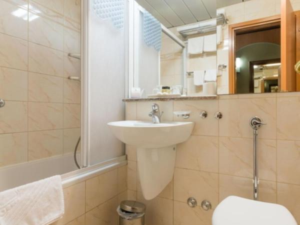 Villa Galijot Plava Laguna : photo 4 de la chambre chambre supérieure avec balcon et lit d’appoint - côté mer