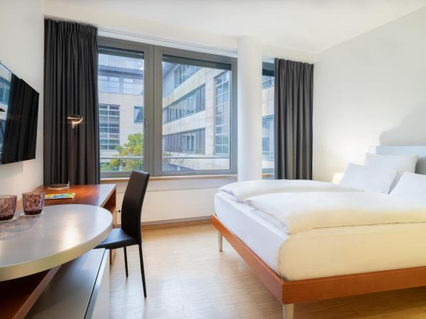 FOUR Munich Neue Messe : photo 1 de la chambre chambre lit queen-size standard - vue sur cour