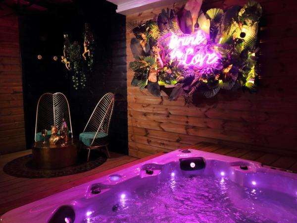 SXCAPE ROOM : photo 1 de la chambre suite avec jacuzzi