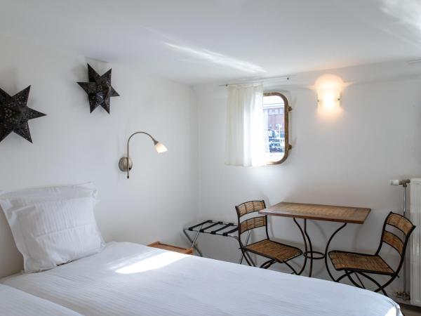 Hotel The Boatel : photo 1 de la chambre chambre simple avec salle de bains