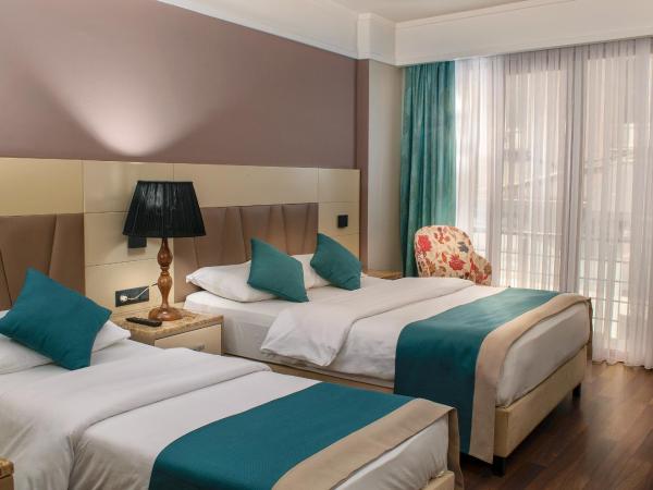 Hotel Bossuite Kadikoy : photo 1 de la chambre chambre triple avec balcon