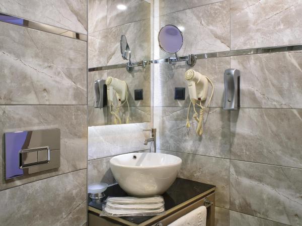 Hotel Bossuite Kadikoy : photo 8 de la chambre chambre triple avec balcon