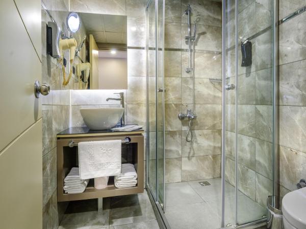 Hotel Bossuite Kadikoy : photo 9 de la chambre chambre triple avec balcon