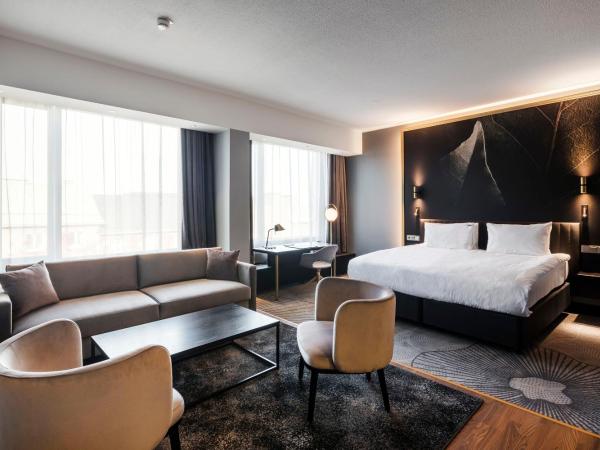 Crowne Plaza Helsinki - Hesperia, an IHG Hotel : photo 4 de la chambre suite junior lit king-size avec canapé-lit