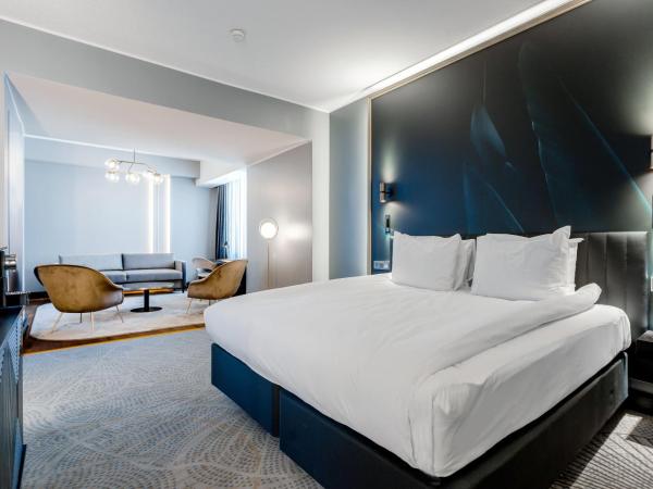 Crowne Plaza Helsinki - Hesperia, an IHG Hotel : photo 5 de la chambre suite junior lit king-size avec canapé-lit