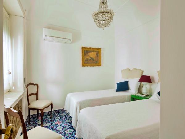 Villa Silia : photo 5 de la chambre suite lit king-size - vue sur mer