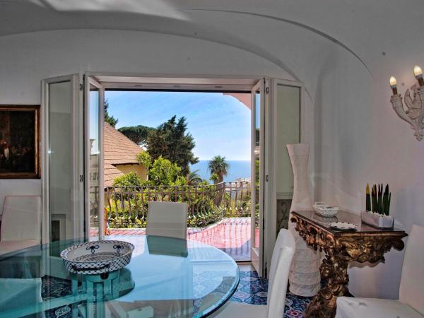 Villa Silia : photo 9 de la chambre suite lit king-size - vue sur mer