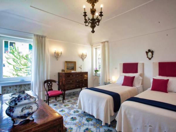 Villa Silia : photo 7 de la chambre grande chambre double avec balcon - vue partielle sur mer
