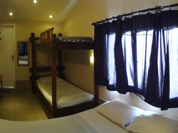 Albergaria Hostel : photo 2 de la chambre chambre quadruple avec salle de bains privative