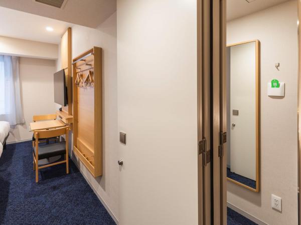 Sotetsu Fresa Inn Yodoyabashi : photo 3 de la chambre deux chambres communicantes (1 lit double et 2 lits simples) - non-fumeurs