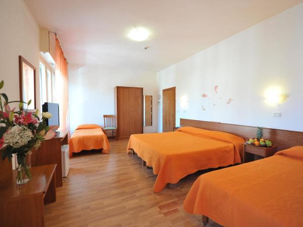 Hotel Astor : photo 5 de la chambre chambre quadruple