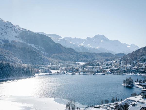 Carlton Hotel St Moritz - The Leading Hotels of the World : photo 6 de la chambre suite junior d'angle - vue sur lac