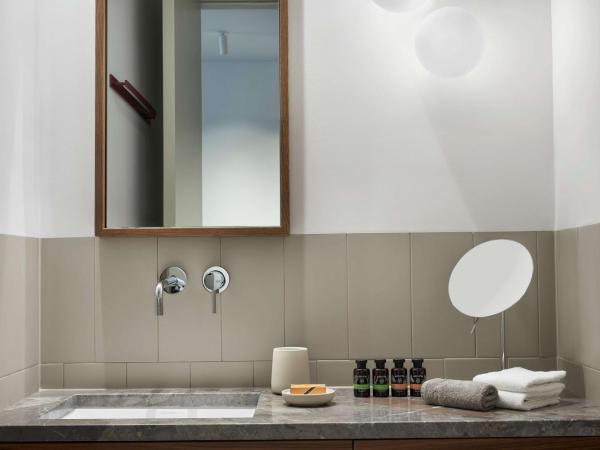 The Social Athens Hotel, a member of Radisson Individuals : photo 5 de la chambre chambre supérieure avec terrasse