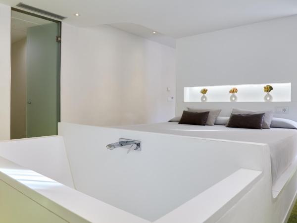Hotel Macià Granada Five Senses Rooms & Suites : photo 6 de la chambre suite junior avec terrasse et baignoire spa