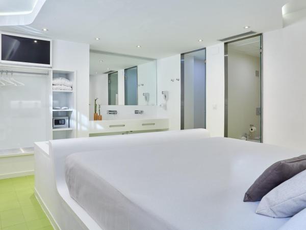 Hotel Macià Granada Five Senses Rooms & Suites : photo 7 de la chambre suite junior avec terrasse et baignoire spa