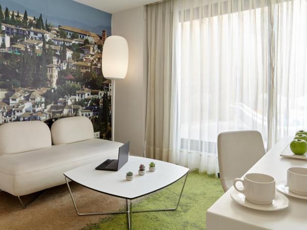 Hotel Macià Granada Five Senses Rooms & Suites : photo 8 de la chambre suite junior avec terrasse et baignoire spa