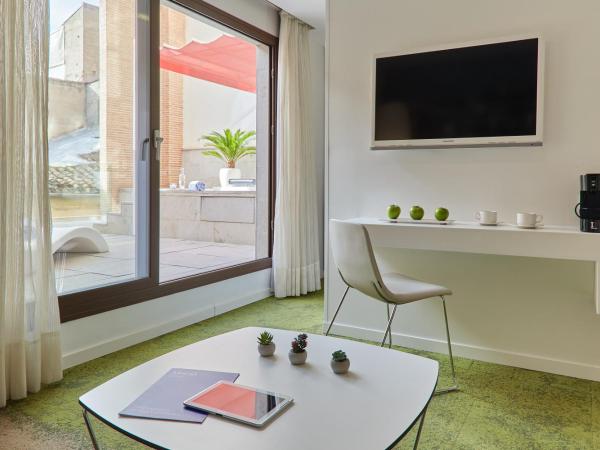 Hotel Maciá Granada Five Senses Rooms & Suites : photo 9 de la chambre suite junior avec terrasse et baignoire spa