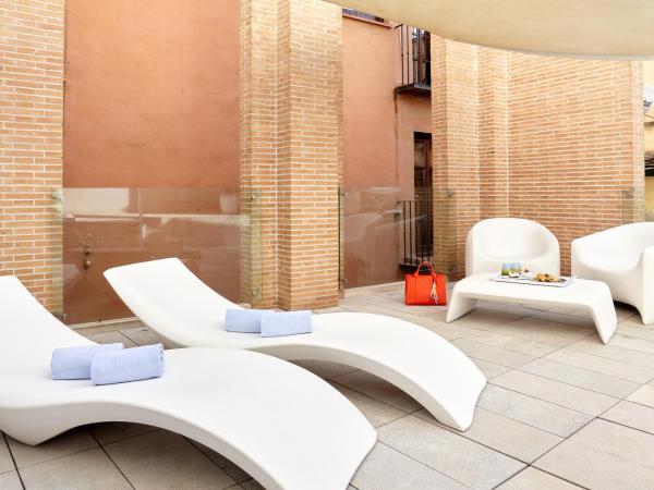 Hotel Macià Granada Five Senses Rooms & Suites : photo 10 de la chambre suite junior avec terrasse et baignoire spa