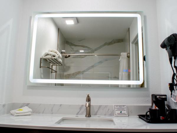 Old Town Western Inn : photo 3 de la chambre chambre avec 2 grands lits queen-size