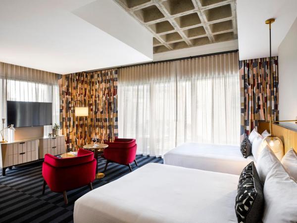 Hotel Indy, Indianapolis, a Tribute Portfolio Hotel : photo 1 de la chambre chambre avec 2 lits queen-size - vue sur ville