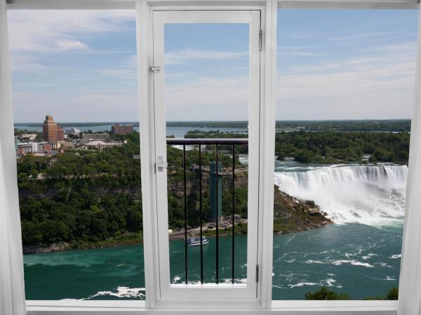 Sheraton Fallsview Hotel : photo 2 de la chambre chambre lit queen-size - vue partielle sur chutes