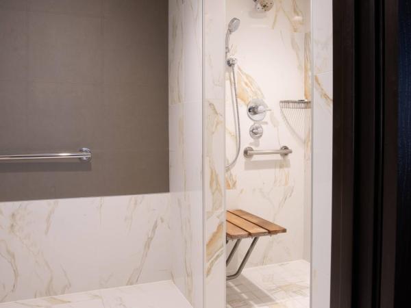 Beverly Hills Marriott : photo 1 de la chambre chambre lit king-size avec douche accessible en fauteuil roulant - accessible aux personnes à mobilité réduite et aux malentendants