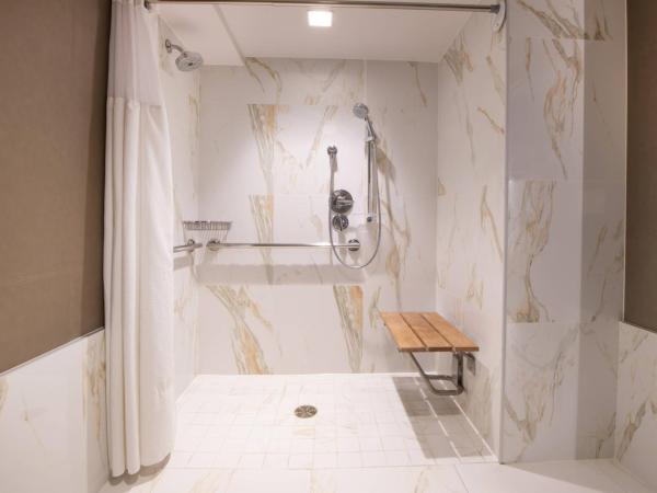 Beverly Hills Marriott : photo 2 de la chambre chambre lit king-size avec douche accessible en fauteuil roulant - accessible aux personnes à mobilité réduite et aux malentendants