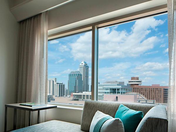 Indianapolis Marriott Downtown : photo 1 de la chambre chambre lit king-size - vue sur toits