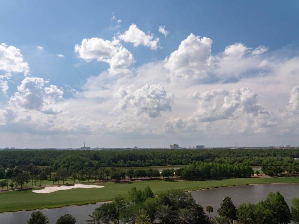 The Ritz-Carlton Orlando, Grande Lakes : photo 9 de la chambre executive suite 1 king bed, lakefront view, pool view
