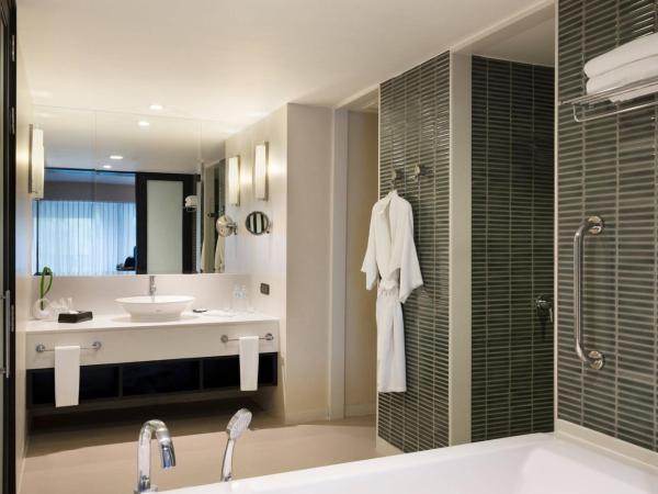 Le Meridien Chiang Rai Resort, Thailand : photo 5 de la chambre grande chambre lit king-size deluxe plus spacieuse avec balcon