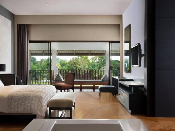 Le Meridien Chiang Rai Resort, Thailand : photo 3 de la chambre grande suite 1 chambre lit king-size avec balcon - vue sur piscine