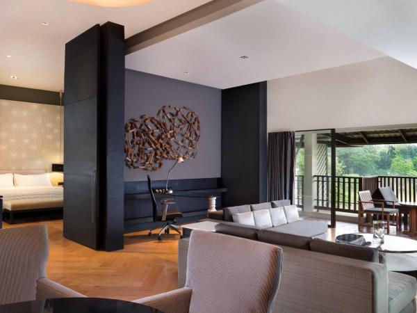 Le Meridien Chiang Rai Resort, Thailand : photo 6 de la chambre grande suite 1 chambre lit king-size avec balcon - vue sur piscine