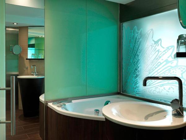 Le Méridien Beach Plaza : photo 8 de la chambre chambre lit king-size contemporaine - vue sur mer - tours de cristal