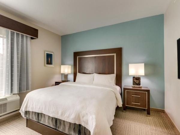 TownePlace Suites Houston I-10 East : photo 1 de la chambre studio avec lit king-size et canapé-lit