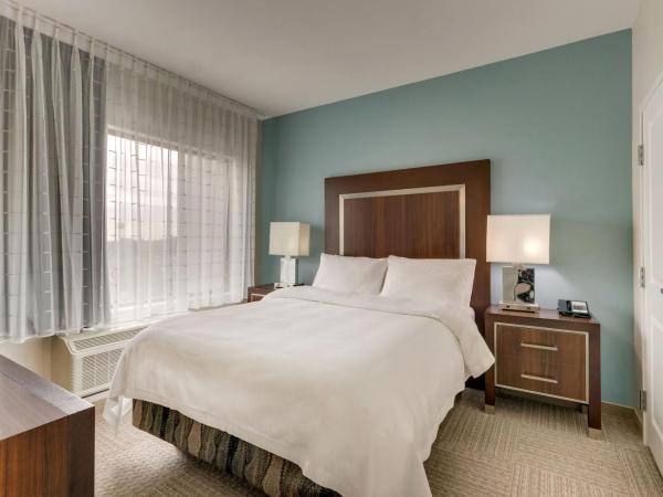 TownePlace Suites Houston I-10 East : photo 1 de la chambre suite 1 chambre avec 1 lit king-size et canapé-lit