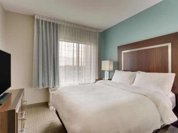 TownePlace Suites Houston I-10 East : photo 2 de la chambre suite 1 chambre avec 1 lit king-size et canapé-lit