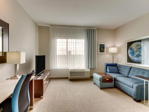 TownePlace Suites Houston I-10 East : photo 3 de la chambre suite 1 chambre avec 1 lit king-size et canapé-lit