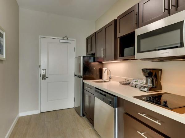 TownePlace Suites Houston I-10 East : photo 7 de la chambre suite 1 chambre avec 1 lit king-size et canapé-lit