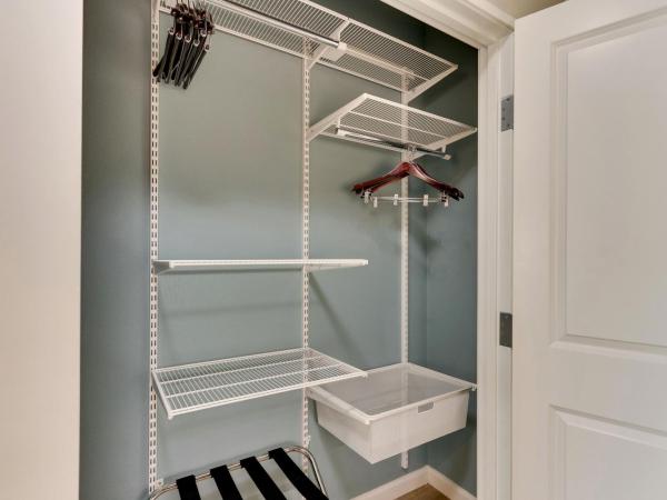 TownePlace Suites Houston I-10 East : photo 5 de la chambre studio avec lit king-size et canapé-lit