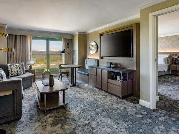 JW Marriott Orlando Grande Lakes : photo 3 de la chambre executive suite 1 king bed, lakefront view, wet bar