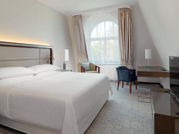 Sheraton Sopot Hotel : photo 1 de la chambre suite gdynia avec accès au salon club et au spa