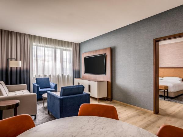 Geneva Marriott Hotel : photo 4 de la chambre suite d'angle lit king-size - niveau club
