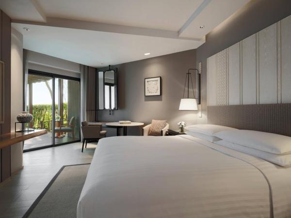 Hua Hin Marriott Resort and Spa : photo 2 de la chambre suite lit king-size avec jacuzzi et jardin